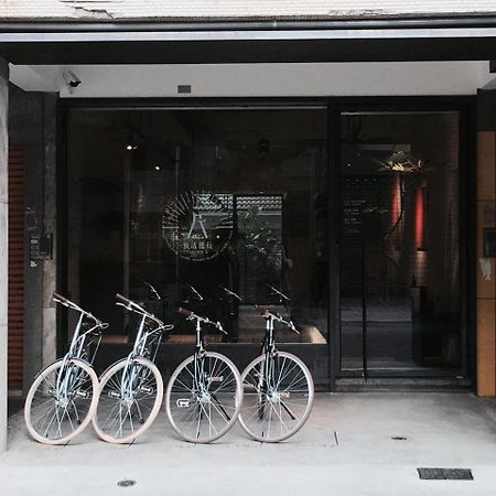 Hii-Hubs B&B Tainan Bagian luar foto