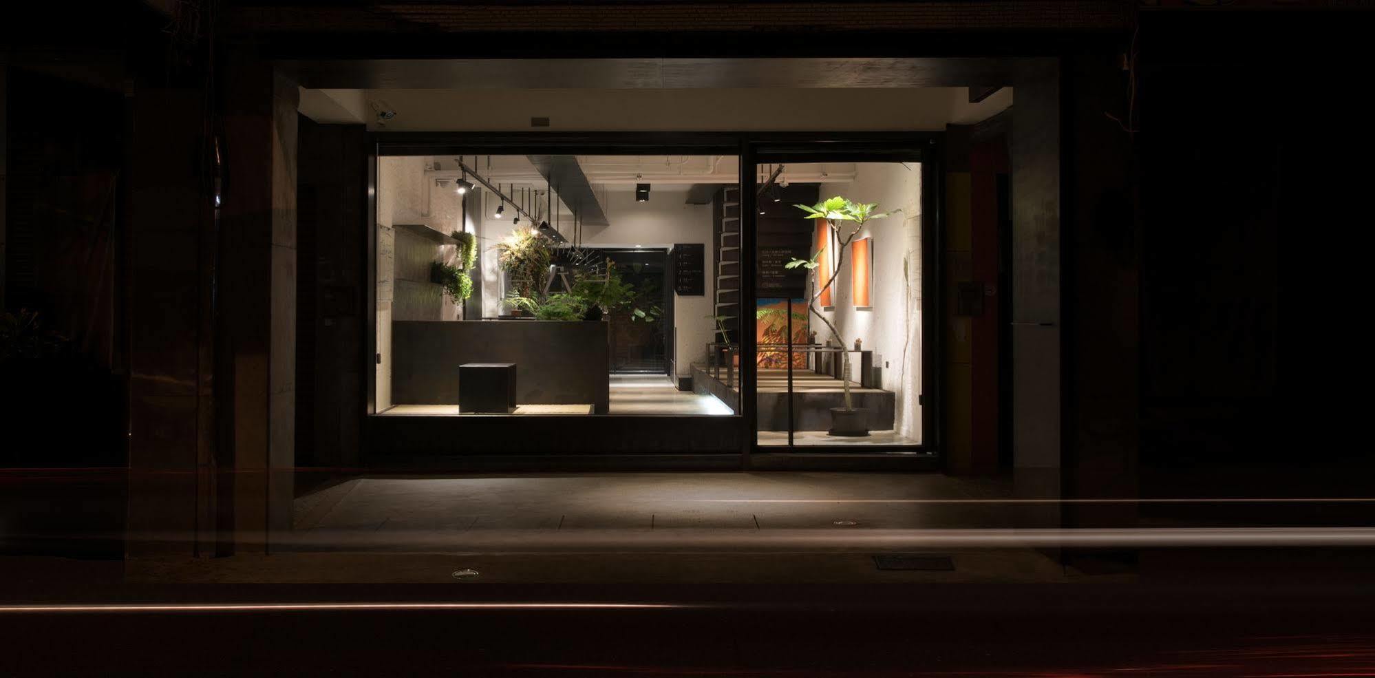 Hii-Hubs B&B Tainan Bagian luar foto