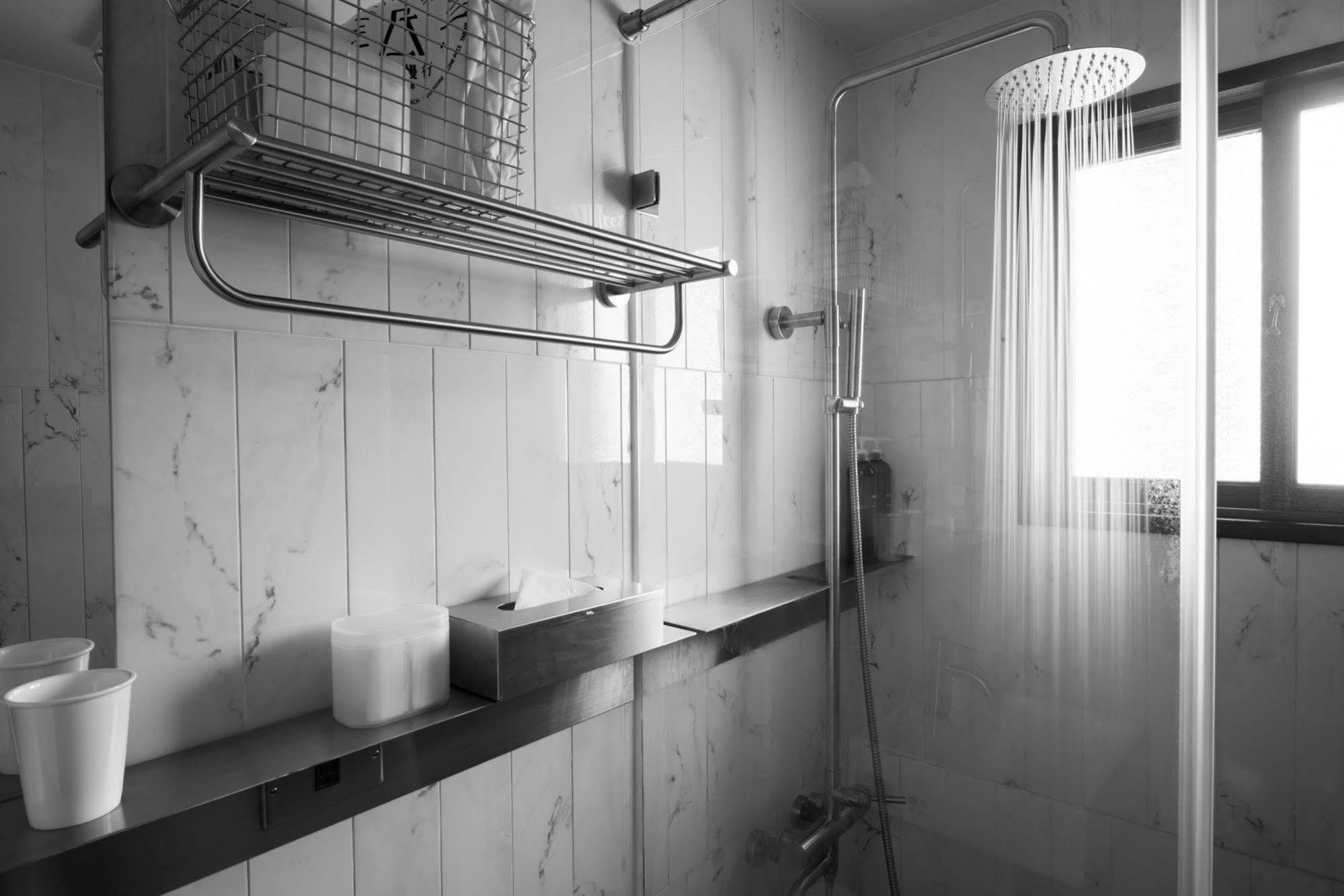 Hii-Hubs B&B Tainan Bagian luar foto