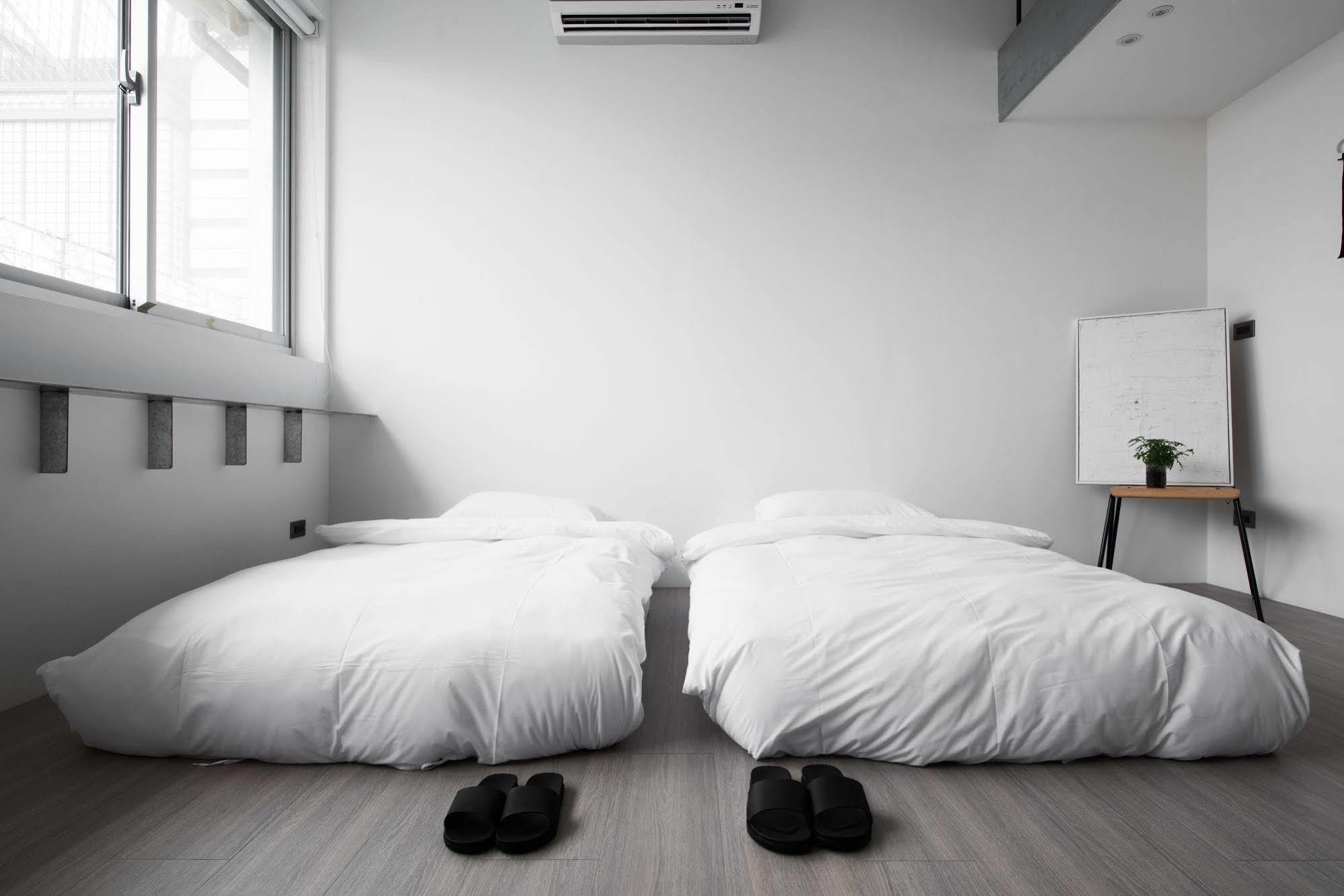 Hii-Hubs B&B Tainan Bagian luar foto