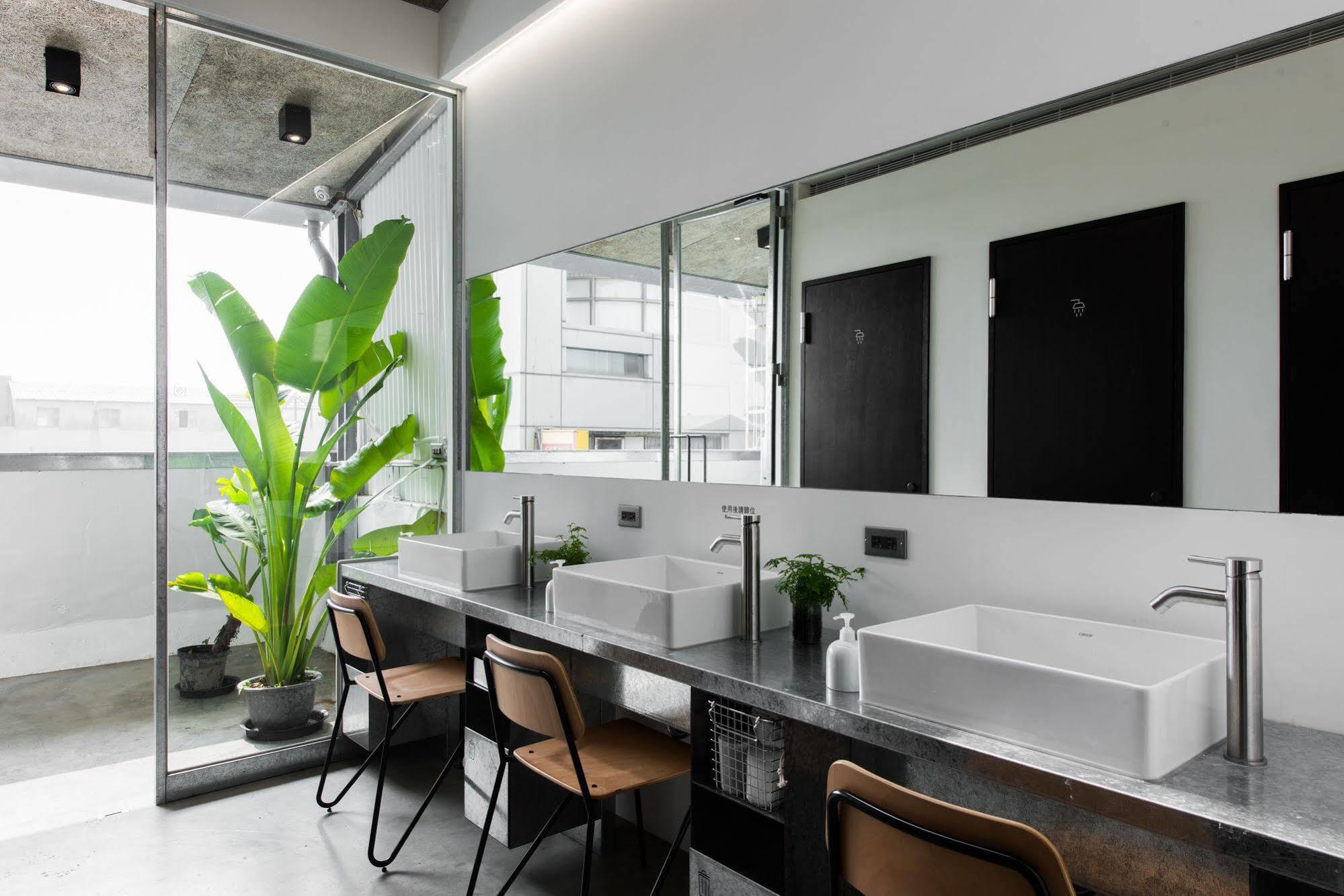 Hii-Hubs B&B Tainan Bagian luar foto