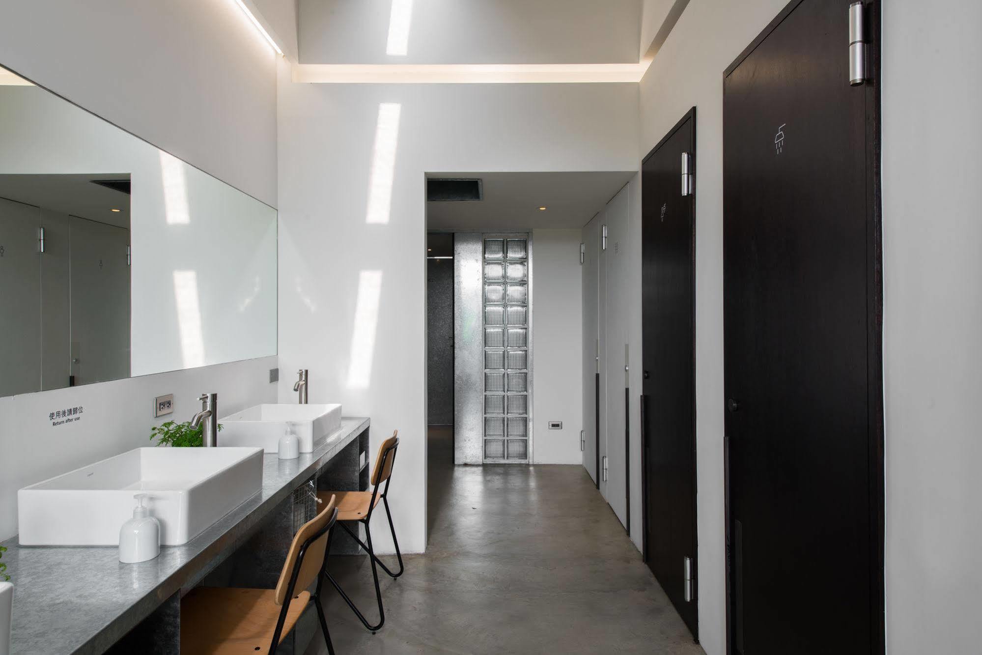 Hii-Hubs B&B Tainan Bagian luar foto