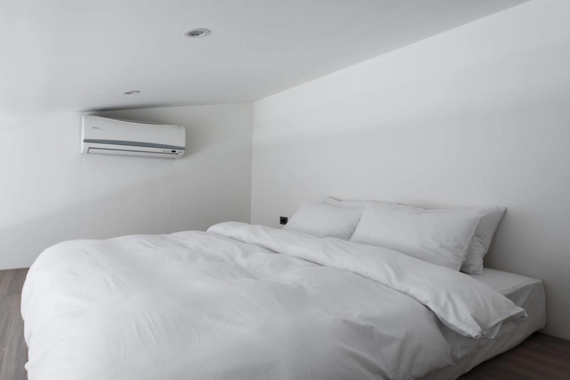 Hii-Hubs B&B Tainan Bagian luar foto