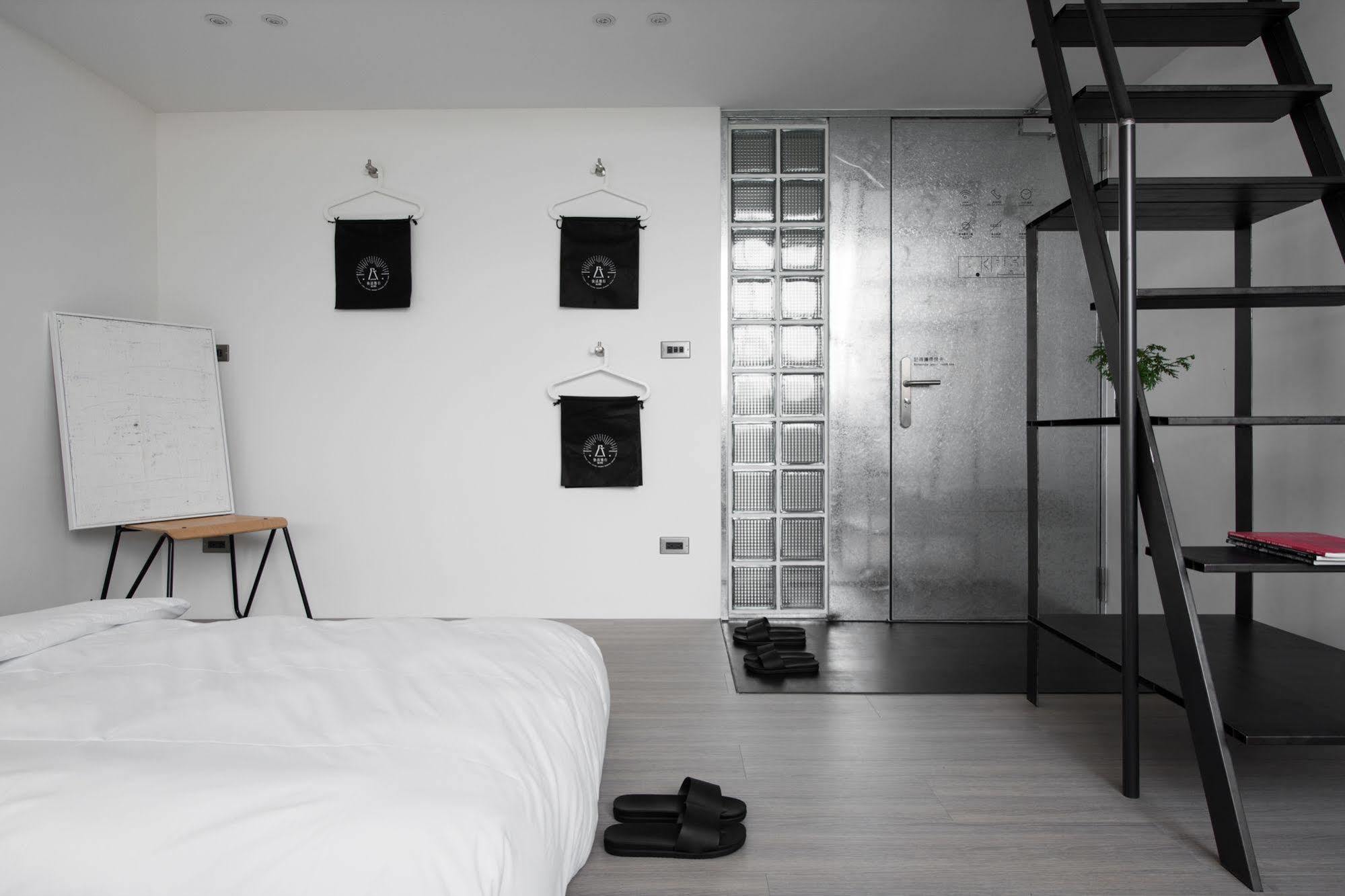 Hii-Hubs B&B Tainan Bagian luar foto