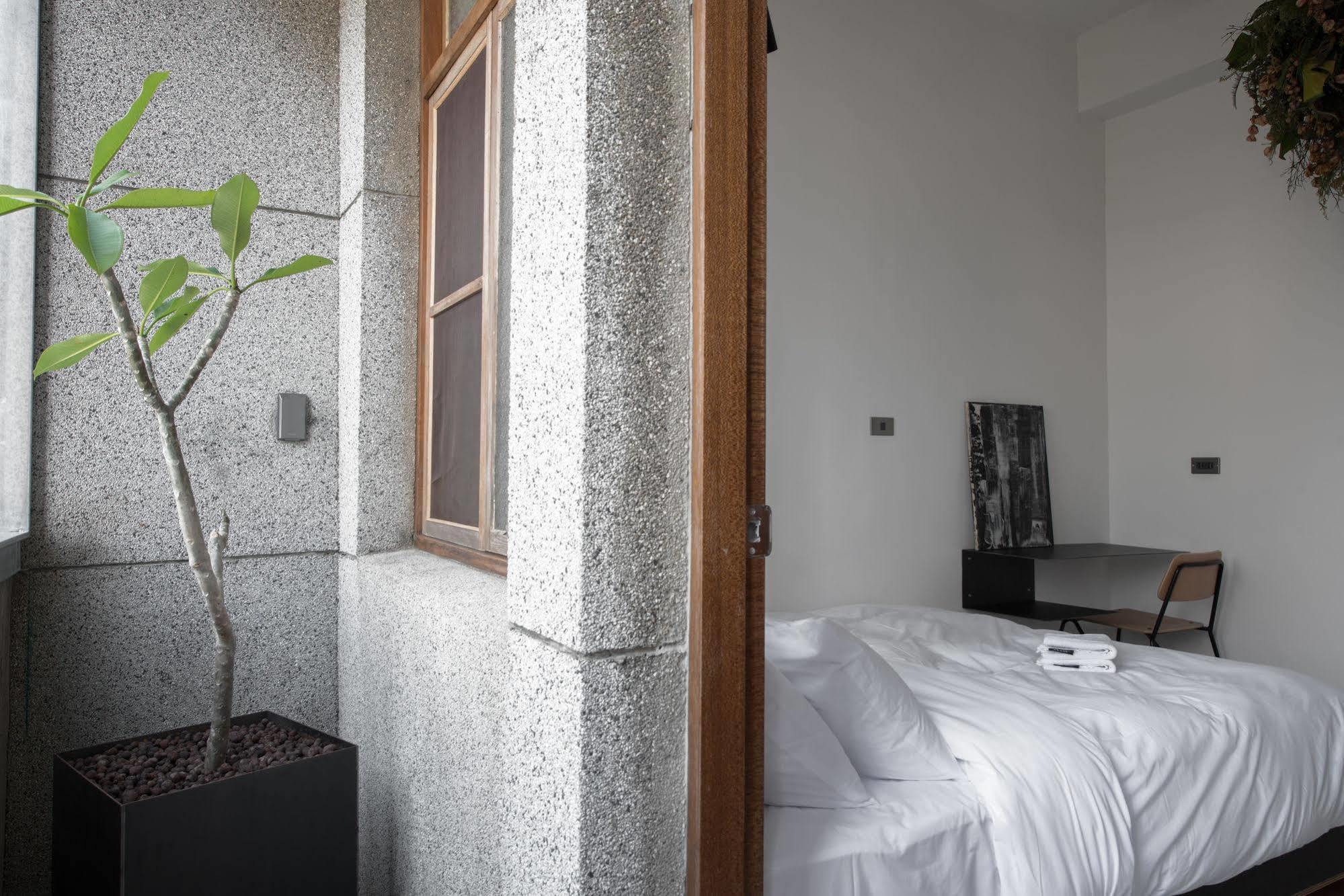 Hii-Hubs B&B Tainan Bagian luar foto