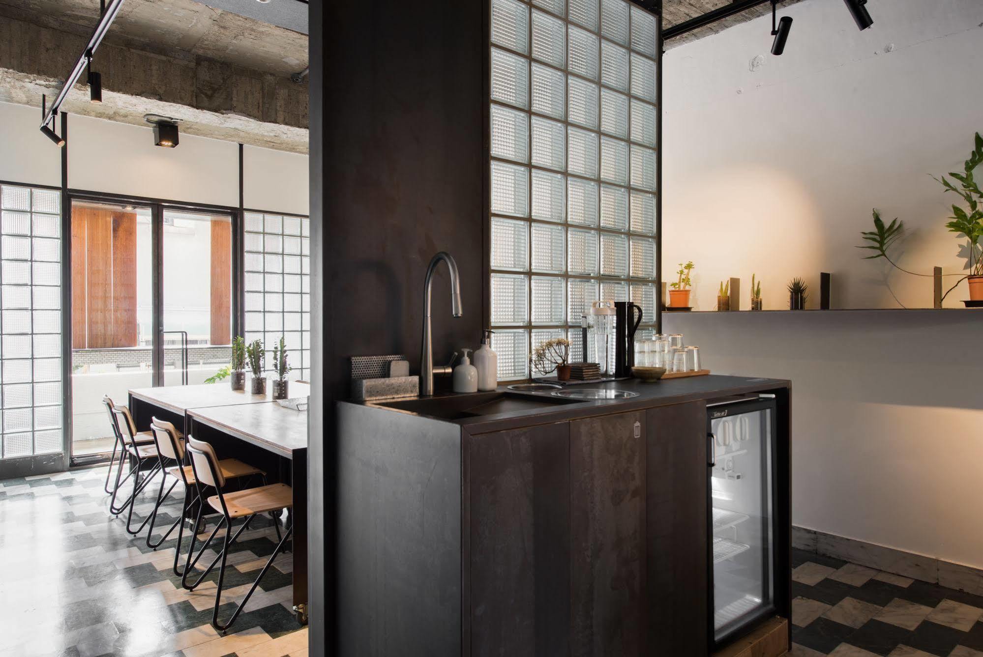 Hii-Hubs B&B Tainan Bagian luar foto