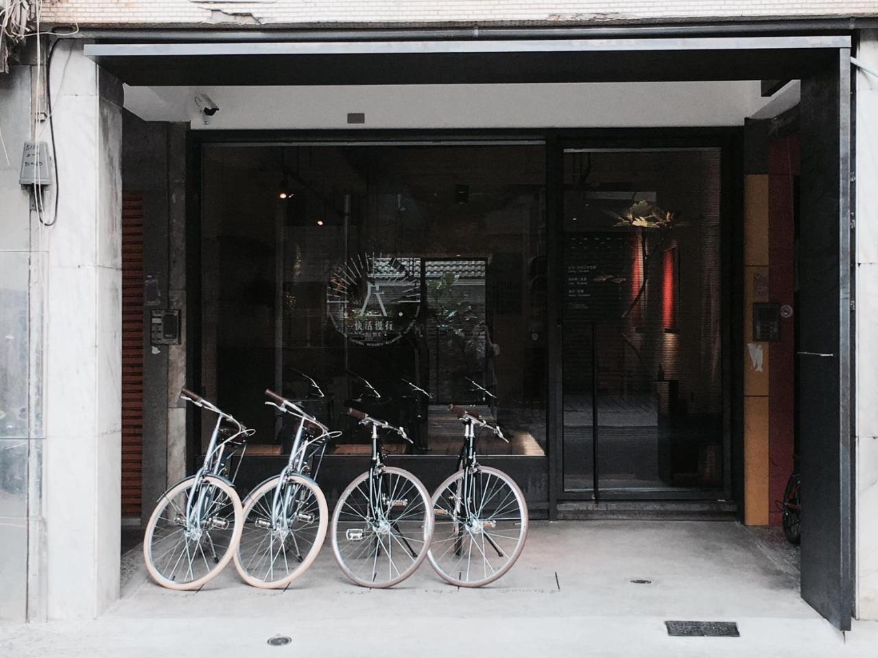 Hii-Hubs B&B Tainan Bagian luar foto
